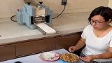 国产擀饺子皮神器，一秒钟擀一个皮，速度简直太快了！