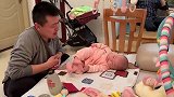 军人家宝宝翻身也要听口令，素质必须过硬