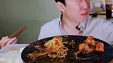 看看人家怎么吃鸡肉面条，大口大口吃的太香了