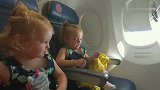 五胞胎坐飞机都在干啥一个看五个，同情爸爸一分钟