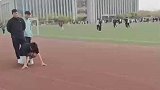 男生示范跨栏动作，结果尴尬了