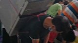 一男子在火车站看见民工背冰箱过安检，帮他过安检