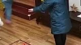 爸爸准备抱孩子被妈妈截胡