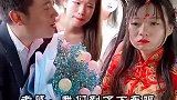 彩礼不够新娘不肯下车，伴娘举动亮了！