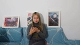 骗子打电话诈骗冒充公检法，美女接电话的美女套路更深，骗子服了