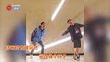 向佐搞笑演绎夹腿舞，全程跟不上节奏，画风太独特