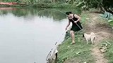 河边拍到的一幕，美女真是厉害