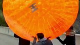 不知道把这个圆球扔下去会发生什么，是会出现震动，还是圆球破裂