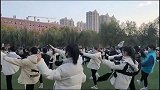 女大学生变成，广场舞阿姨，现在的小姐姐练功只认凤凰传奇