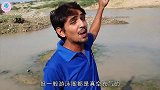 印度男子漂浮河上，这副装备能漂一个月，饿了就把泳圈拆开吃