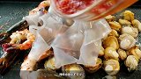 两种口味的辣酱和海鲜混合，鲜香和辣味交缠，吃起来真带劲