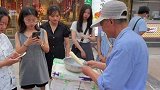 安徽蚌埠：爷爷街头卖竹筒粽子，爷爷做得很干净，一口梦回童年
