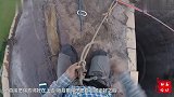 男子在153米的高空，一边走绳索，一边玩“自拍”