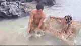 两兄弟编织渔网捕大石斑鱼，这一餐吃得真饱。