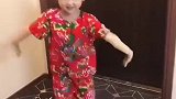 女儿以为妈妈不在家可以解放自己，开心地跳起舞来
