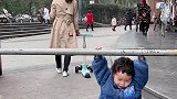 出门遛娃之遇上贪玩的娃