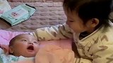 相差3岁的姐弟俩，就连吵架都这么好玩，咱也不敢问！