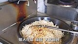 餐厅新来的大厨工资5000，看他炒的豆腐皮，这技术真牛
