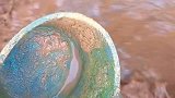 黄河水看着很浑浊，打出来却非常干净，一秒沙子和水就分开了！
