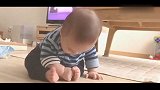 小宝宝对自己的小肉脚一脸好奇，这么可爱的画面看几遍都不够！