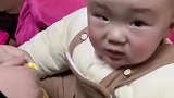 宝宝想吃奶酪棒，被爸妈用同一招数连骗两次