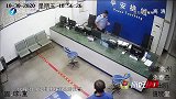村霸欺负老实村民，暴力拆除村里围栏，还想在民警面前拍桌打人