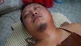 搞笑三江锅：屠夫兼职当理发师，拿错工具差点吓跑顾客！