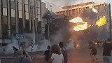 希腊示威者与警方爆发冲突：现场烟雾弥漫，汽油弹催泪弹齐飞