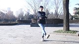 每天这样甩手踢腿3分钟，经络全疏通，肩背1天比1天轻松！