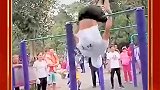 公园的单杠达人，这样的动作，惊艳了大爷大妈们