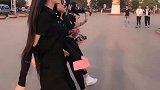 披着乌黑发亮的头发，迈着帅气的小步伐，是你心动的女神吗