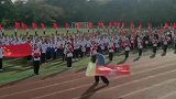 胖男生运动会上当旗手，现场扛旗表演舞枪