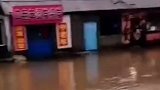 吉林桦甸遭遇暴雨客车停运学校停课 医院门前水深半米