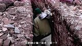 国外小哥隐居沙漠25年，被发现后却不愿离开，进入洞穴明白了