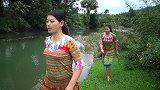 野人看见妹子俩抓鱼，于是在树等着，妹子抬鱼路过时野人出手抢鱼