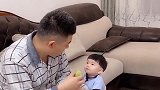 一岁萌宝看到爸爸偷吃东西，悄悄的走到爸爸身边干了这样的事