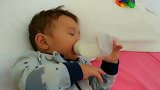 二胎宝宝睡觉从不用人操心，自己拿着奶瓶就可以了，真的太棒了！