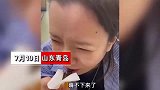 女子吃钉螺时被钉螺吸住嘴唇，网友：遭报应了！