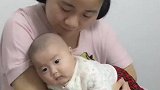 三个月的宝宝一脸傻乎乎的样子，圆圆的大眼珠子显得好漂亮！