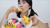 美食开箱：小姐姐吃“卡通奶嘴糖”，花式吃法蘸上料，甜蜜好上头