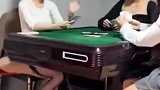 打牌不靠运气，全靠脚气