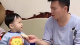 爸爸只顾看手机，宝宝突然给了一巴掌，你能不能好好喂我吃饭