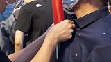 两兄弟扛起父母看天安门升旗，听到国歌行军礼