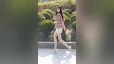 街拍美女：时尚短裙，迷人美腿，这身材简直是完美！