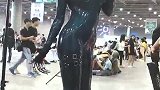 二次元小姐姐身材很火辣，但是这衣服是怎么穿上的，又怎么脱下来