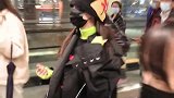 竖版-机场直拍！张雨绮包裹严实毛线帽抢镜 暖心与粉丝挥手告别