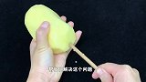 用刀切土豆丝真麻烦？只需一根筷子，切得细如发丝，太实用了