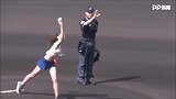 看国外职棒美女花式开球 不失为吸引观众一大法宝