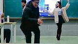 女老师当众教学生跳舞，当看到接下来的一幕，笑坏了所有人！