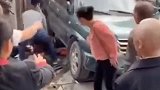 桂林一越野车冲向公交站台致1死11伤 现场一片狼藉哭声不断